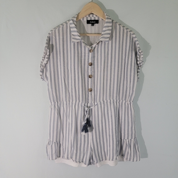 Aakaa Women's Gray/White Striped Romper Sz M Short Sleeve Button Front Tie Waist - Picture 2 of 12
